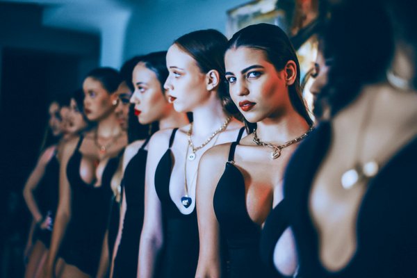 Portant vêtement avec étagères : optimiser votre espace mode