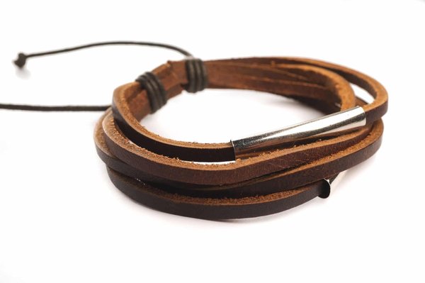 Quelle est l'histoire et l'évolution des bracelets en cuir pour hommes ?