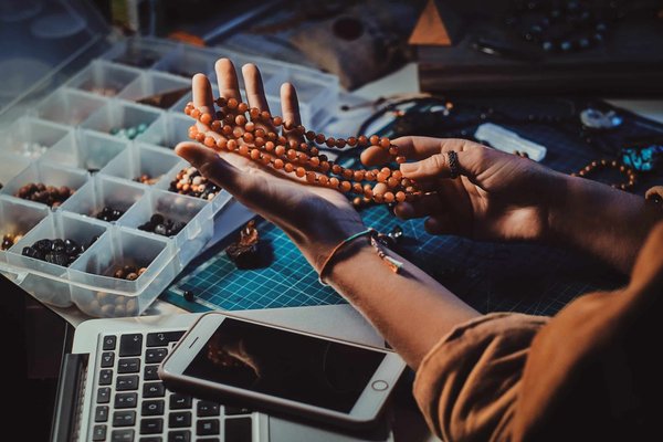 Descriptif des colliers mala faits main en Unakite