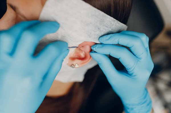 Le piercing d'oreille : tout ce qu'il faut savoir pour éviter les complications