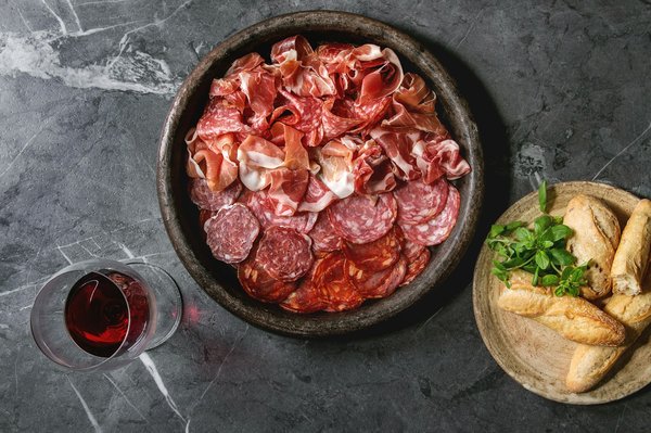 Guide pour assortir des chapeaux élégants avec des manteaux d'hiver