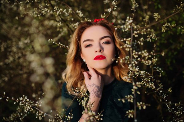 Quelles astuces pour styliser des écharpes à motifs sans surcharger le look ?