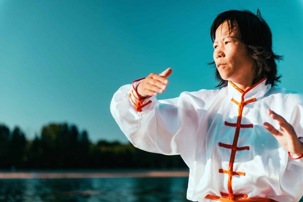 Comment créer une routine d'exercices de tai chi spécifiquement adaptée aux besoins des femmes seniors?