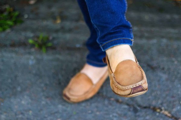 Mocassin femme cuir : comment le porter avec style ?