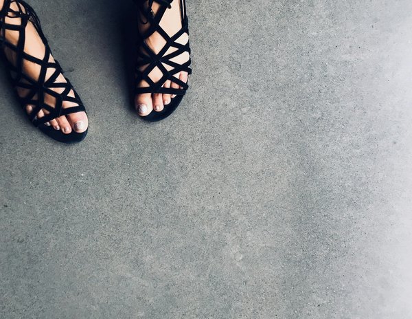 Sandales noires pour femme : les chaussures pour toutes les occasions