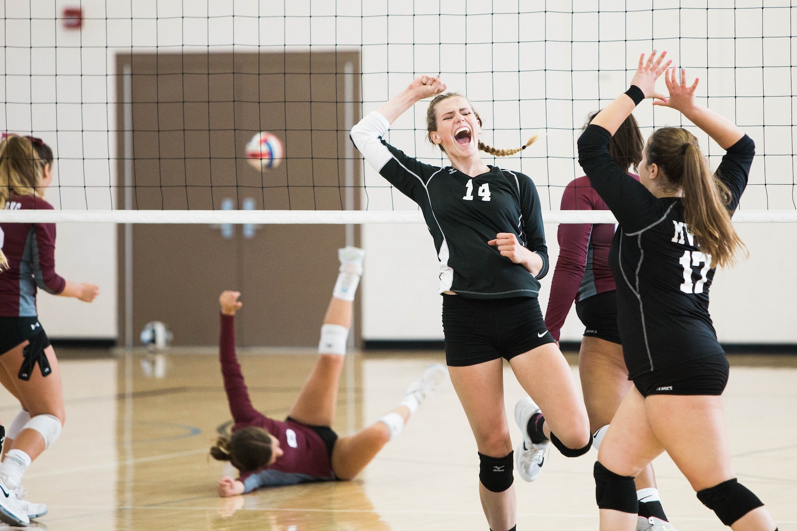 Le Volleyball : L’essor fulgurant d’un sport en pleine ascension en France women playing volleyball inside court