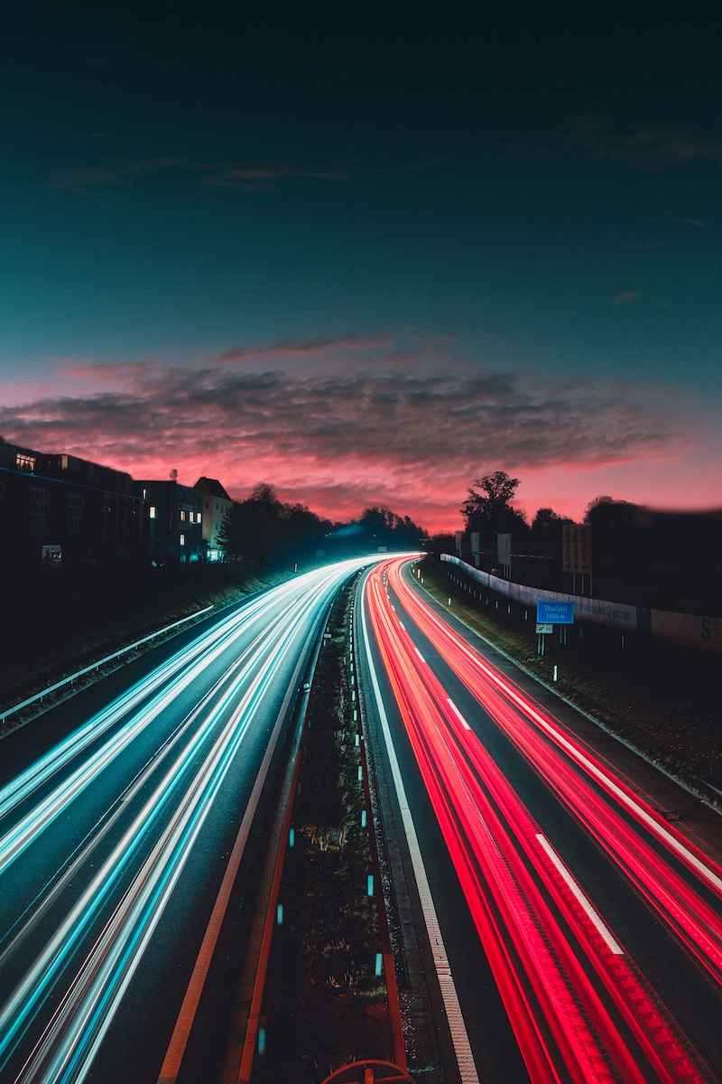 Les secrets de l’autoroute : conduite, sécurité et astuces pour un voyage en toute sérénité timelapse photography of vehicles at night