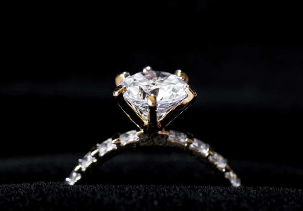 Signification et les types de bagues de fiançailles en diamant