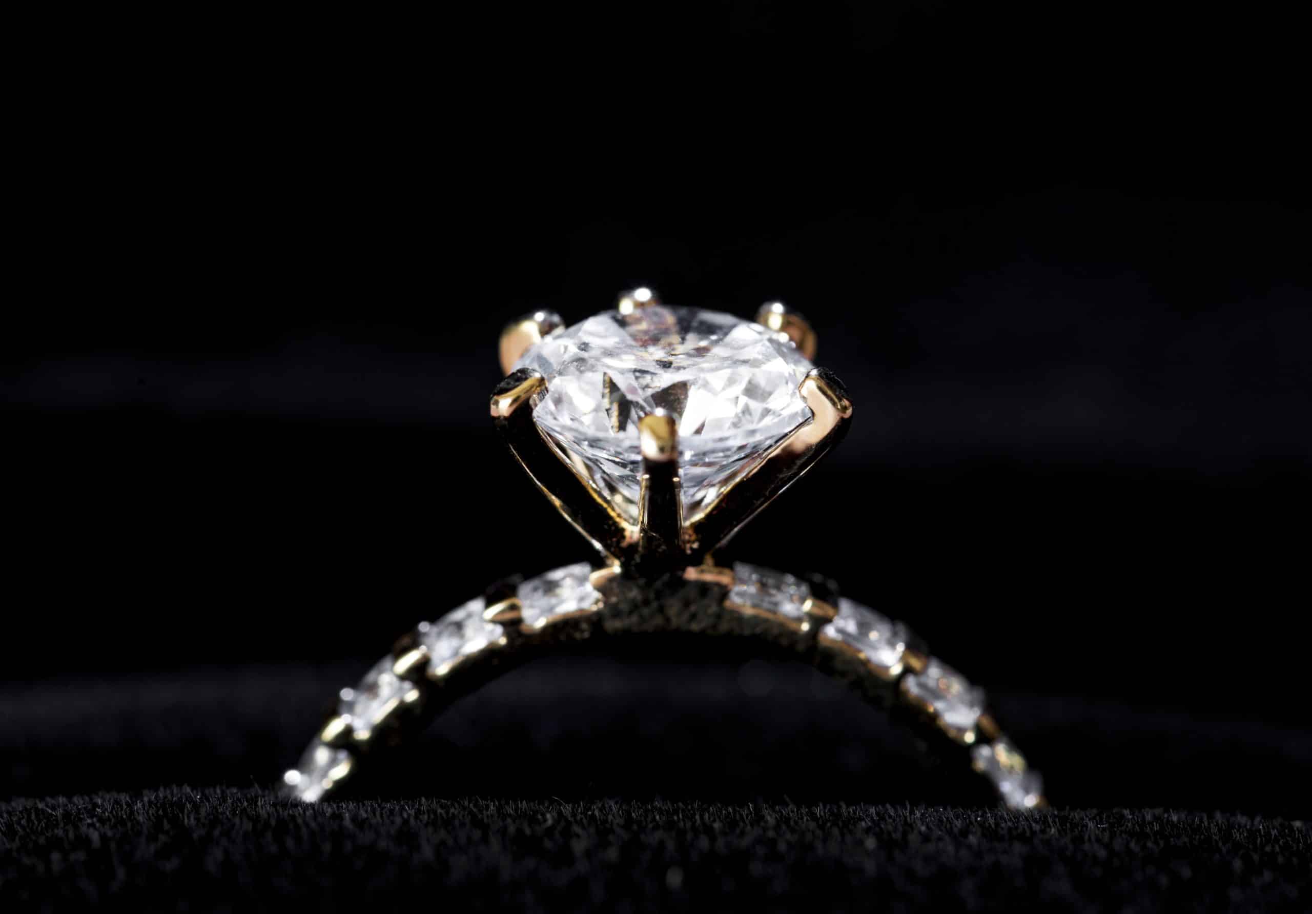 Quelle est la signification et les différents types de bagues de fiançailles en diamant disponibles sur le marché ?
