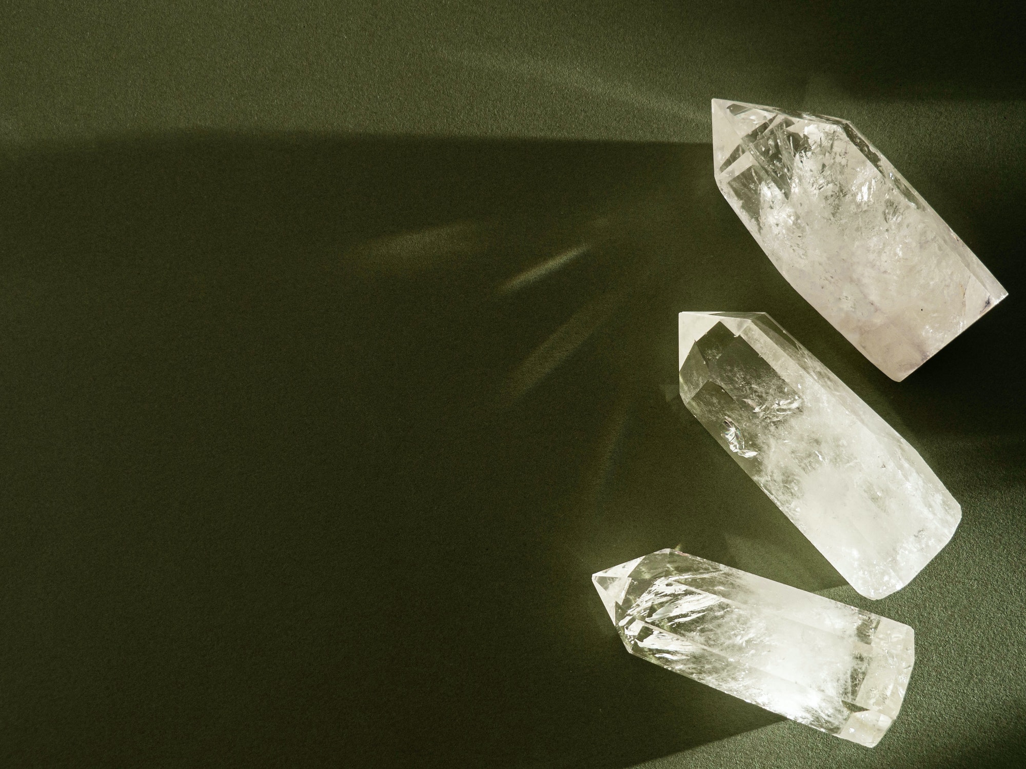 Quelles sont les propriétés du cristal de roche et ses bienfaits pour le corps et l’esprit ?